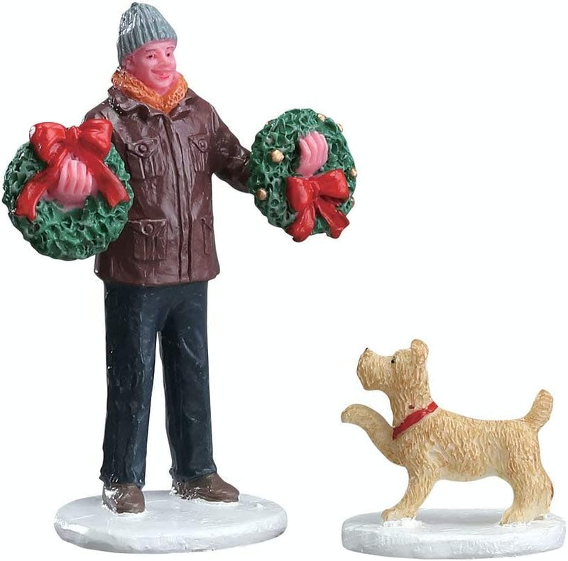 Lemax Figur - Hund mit Herrchen mit Kränzen in der Hand 2er Set